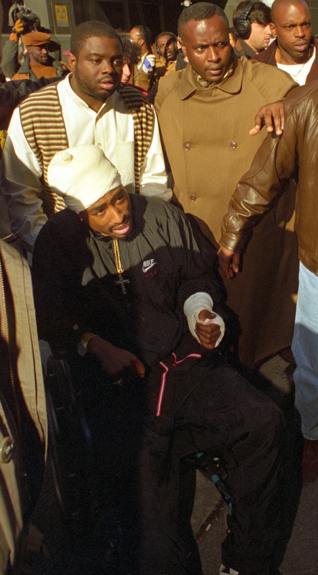 29.11.1994 byl Tupac postřelen během cesty za Biggiem do studia, moment kdy počala válka západního a východního pobřeží.