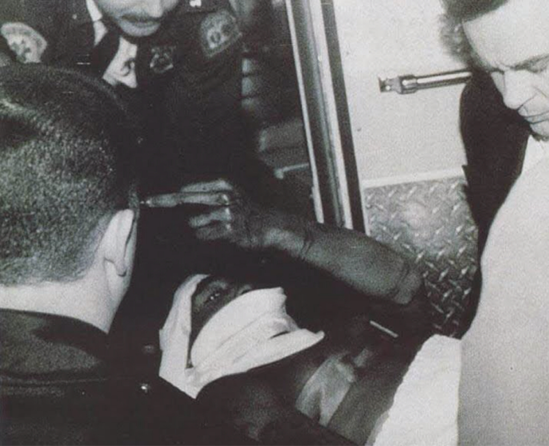 Ikonická fotografie po té, co byl Tupac postřelen.