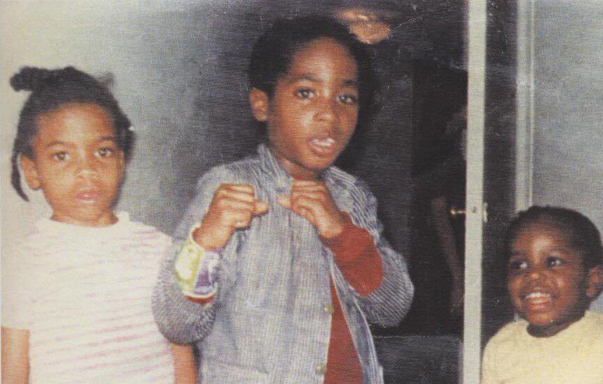 Tupac měl jednoho staršího nevlastního bratra Mpreme "Komani" Shakura a mladší sestru Sekyiwu.