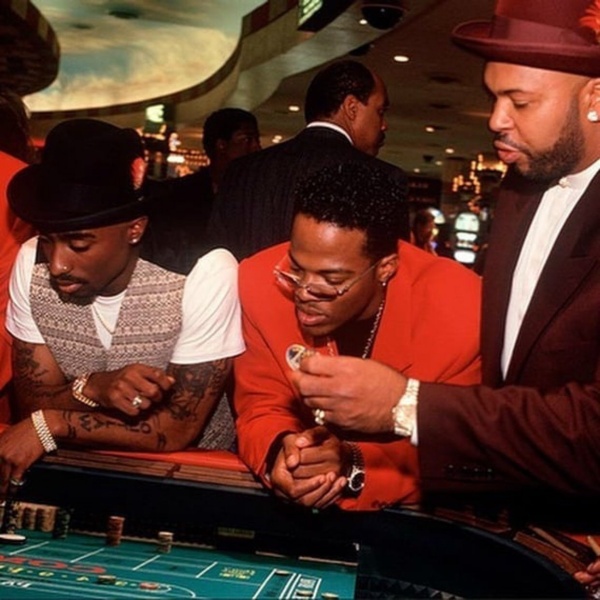 Tupac a Suge Knight hrají ruletu v Las Vegas.